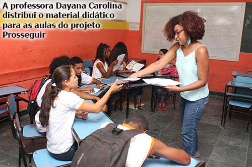 Projeto Prosseguir quer corrigir distorção 1 Sthefani Eduarda recebe material da professora Dyana OK