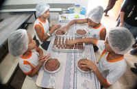 Alunos melhoram de rendimento com projeto em escola municipal 10 ALBERTINO LOPES CRIANÇAS FAZENDO QUIBE Cláudio Nunes PMBR