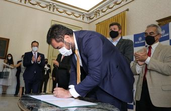 Governo regulamenta lei que incentiva o setor metal Assinatura do Polo Metal Mecânico 4 Carlos Magno RJ