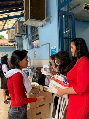 Jornalista brasileira transforma viagem cancelada em cestas