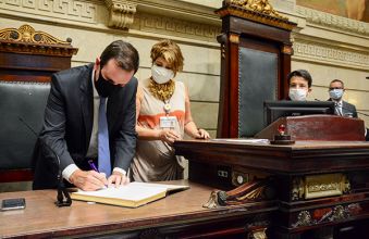 Paes toma posse no Rio e promete Renan Olaz CMRJ