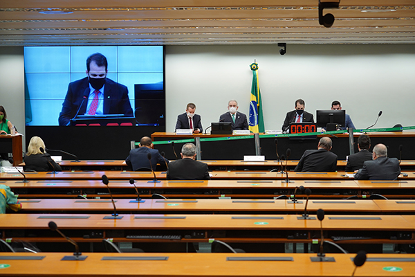 Deputados temem nova variante de Covid-19 e ministro quer ampliar testes