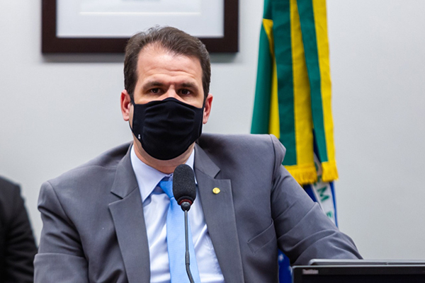 Deputado Aureo Ribeiro apresenta proposta para descentralizar recursos e incentivar pequenos trabalhadores do setor cultural