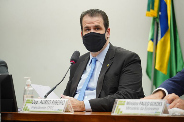 Deputado Aureo Ribeiro pede esclarecimentos sobre fechamento de agências dos Correios