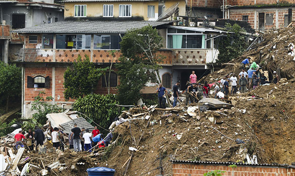 Foto: Banco de Imagens Mortes pela chuva em Petrópolis chegam a 120