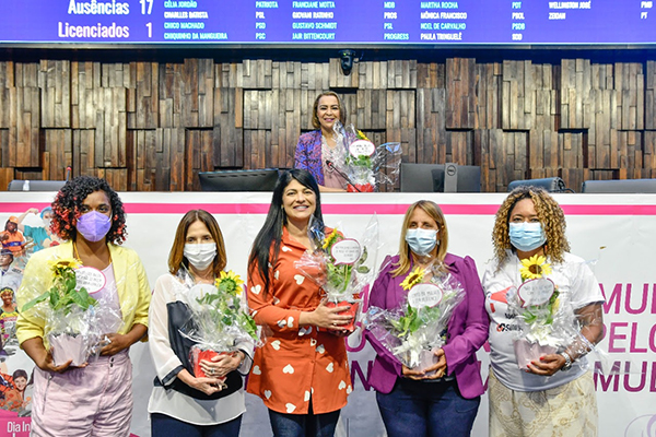 Alerj homenageia deputadas durante sessão plenária no Dia internacional da mulher