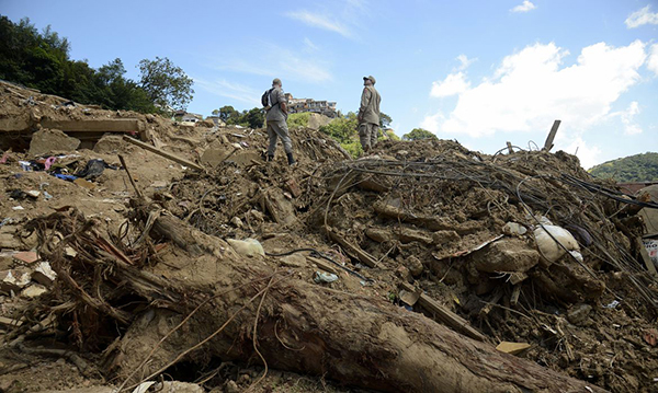 Equipes buscam quatro desaparecidos em Petrópolis