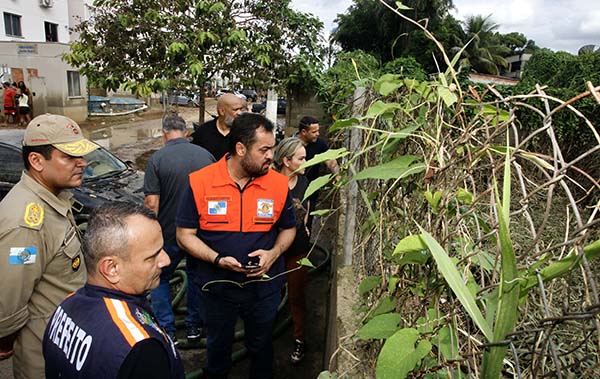 Após visita às áreas atingidas pelas chuvas na Costa Verde, Cláudio Castro vai a Belford Roxo