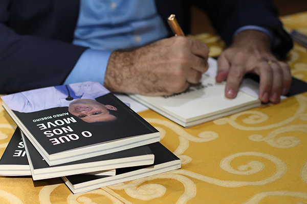Deputado Aureo Ribeiro lança biografia “O Que Nos Move”