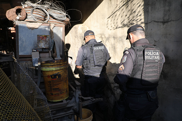 Corpo de Bombeiros interdita 22 ferros-velhos no Rio de Janeiro