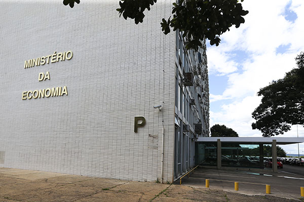 Governo reduz IPI de produtos fabricados no Brasil