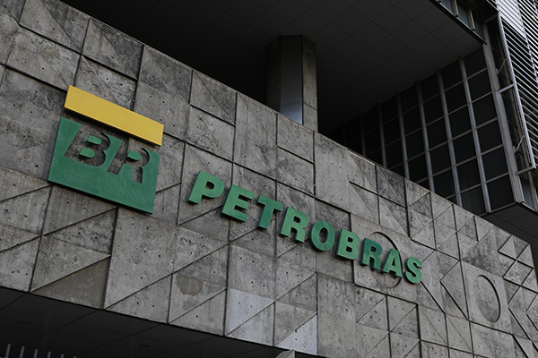 Foto: Banco de Imagens Petrobras reduz preço da gasolina de aviação