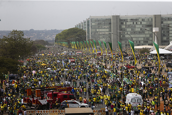 Desfile em comemoração ao Bicentenário reúne multidão na Esplanada