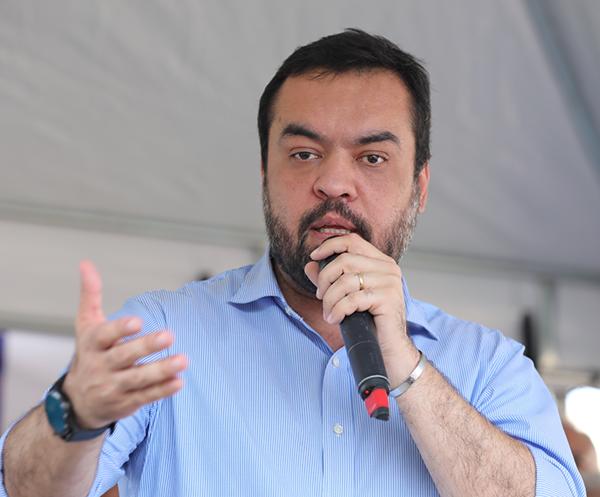 Cláudio Castro (PL) é reeleito governador do RJ