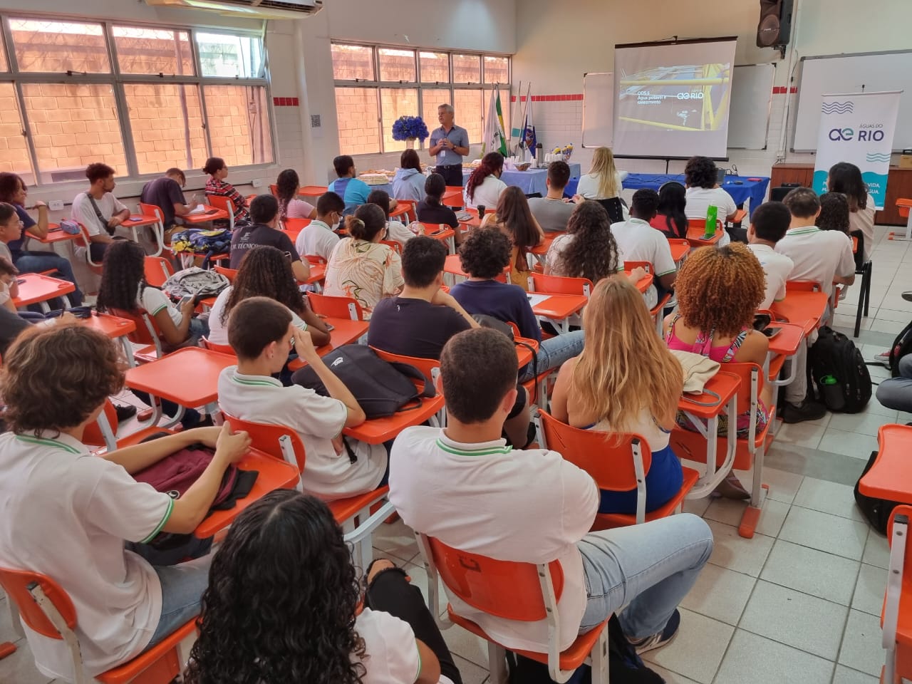 Universitários participam de workshop sobre saneamento básico em Duque de Caxias