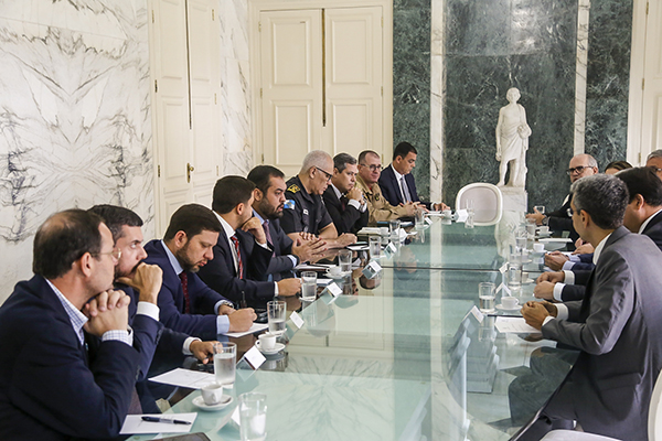 Governador reúne cúpula de poderes e monta grupo para monitorar manifestações