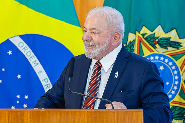 “O Brasil voltou a ter futuro. E isso é apenas o começo”, diz Lula