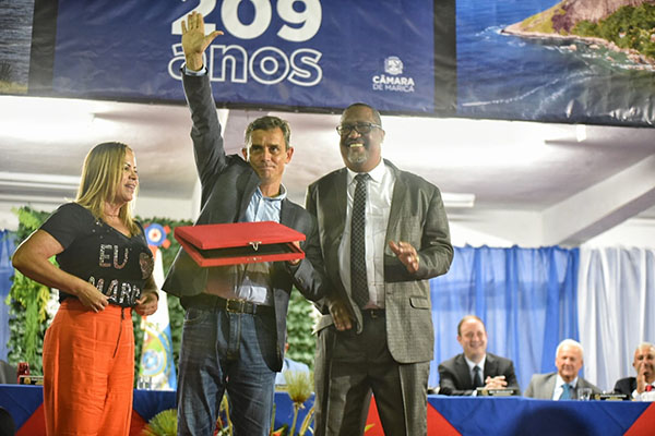 Prefeito Fabiano Horta recebe título de honra ao mérito em sessão solene pelos 209 anos de Maricá