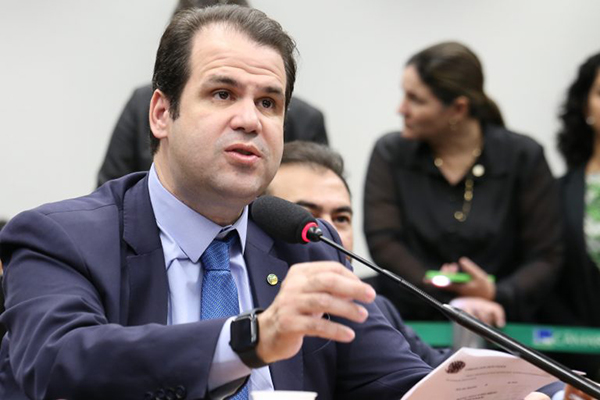 Projeto obriga empresas de IA a oferecer ferramenta para proteger direito autoral