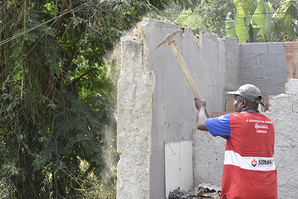 Gated retira três casas irregulares no Beco do Dantas