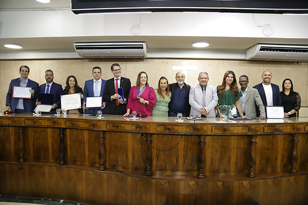 Câmara homenageia servidores e realiza entrega de títulos, moções e medalhas