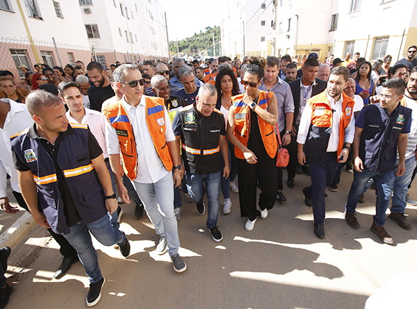 Thiago Pampolha e comitiva do Governo Federal vistoriam condomínio em Belford Roxo