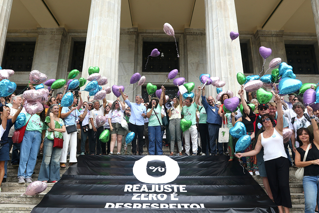 Professores da UFRJ fazem ato por mais verbas e melhores salários