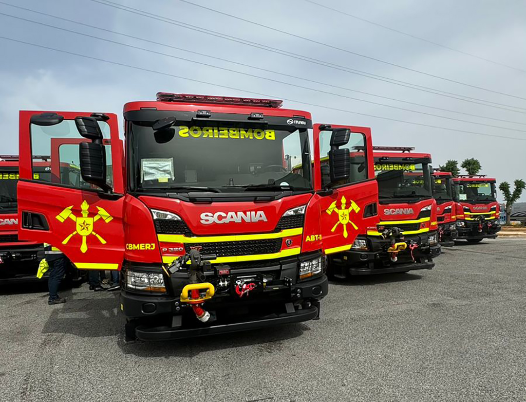 Corpo de Bombeiros RJ recebe caminhões de incêndio importados da Espanha