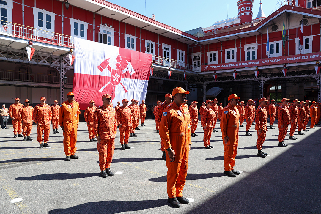 Noventa bombeiros militares do RJ são condecorados pela atuação no Rio Grande do Sul