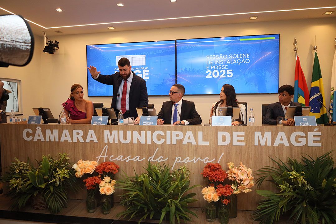 Foto: Alváro Carvalho/Magé Renato e Jamille Cozzolino tomam posse para segundo em Magé
