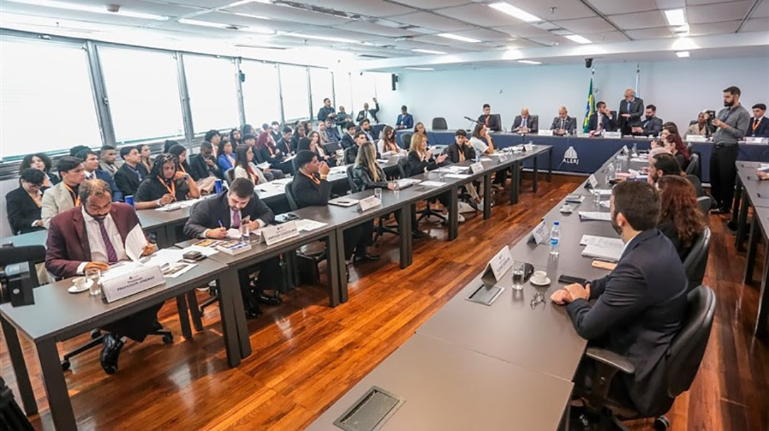 Foto: Alex Ramos/Alerj Parlamentares juvenis da Alerj discutiram projeto de lei na CCJ
