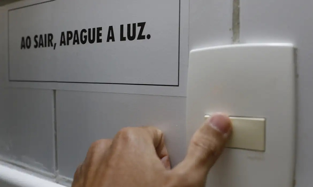 Foto: Fernando Frazão/Agência Brasil Conta de luz terá bandeira tarifária vermelha patamar 2 em agosto
