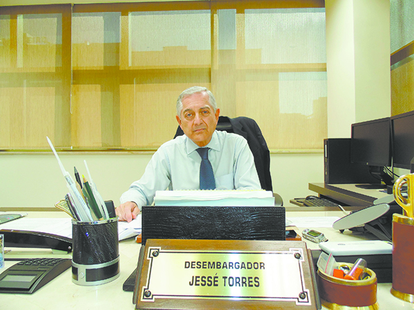 ARTIGO: REVISITANDO A TEORIA DA SEPARAÇÃO DOS PODERES