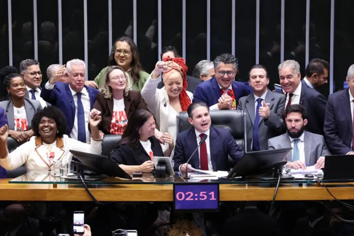 Foto: Bruno Spada/Agência Brasil Câmara aprova fim da escala 6x1 em dois turnos e texto segue para o Senado