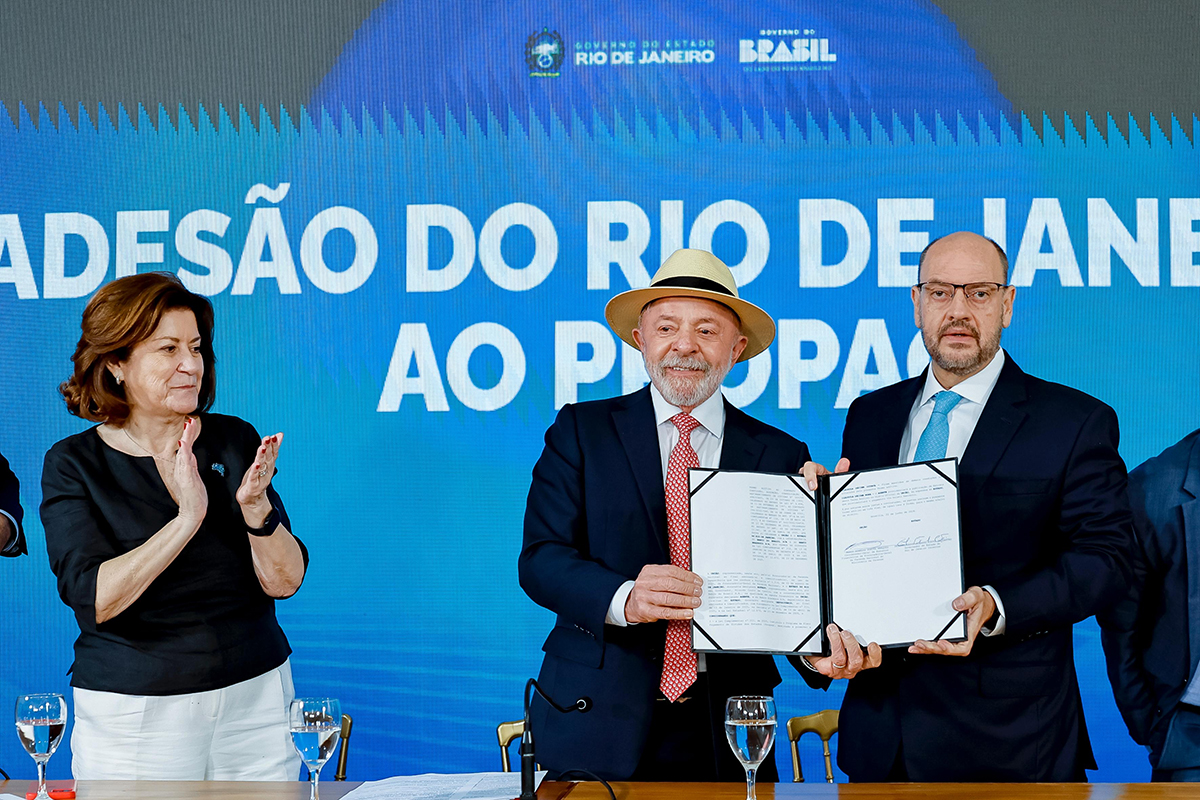 “É importante lembrar que o Estado do Rio de Janeiro pagava uma dívida enorme e agora vai pagar menos da metade. Isso significa que vai sobrar mais dinheiro para o governador administrar o Rio de Janeiro. Uma parte deste valor poderá ser alocada em políticas sociais, em Saúde e Educação...”, declarou o presidente Lula. Foto: Ricardo Stuckert/PR Rio de Janeiro oficializa adesão ao Propag e reduz dívida com a União em R$ 42 bilhões